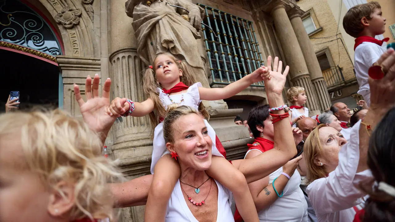Primer Chupinazo Txiki de la historia de los Sanfermines en la plaza del Ayuntamiento de Pamplona durante las fiestas de San Ferm&iacute;n 2026. I&Ntilde;IGO ALZUGARAY