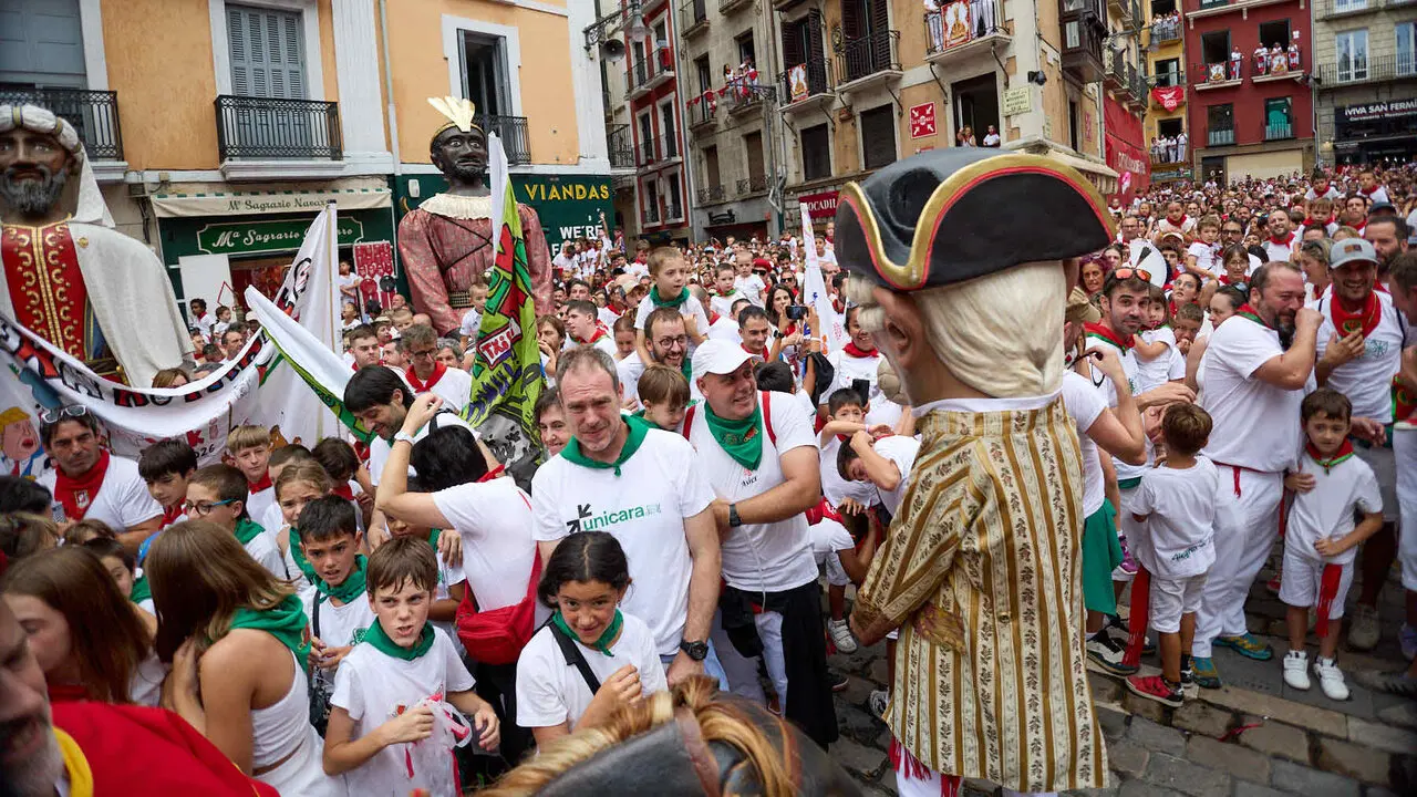 Primer Chupinazo Txiki de la historia de los Sanfermines en la plaza del Ayuntamiento de Pamplona durante las fiestas de San Ferm&iacute;n 2026. I&Ntilde;IGO ALZUGARAY