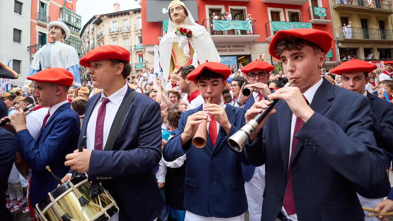 Primer Chupinazo Txiki de la historia de los Sanfermines en la plaza del Ayuntamiento de Pamplona durante las fiestas de San Ferm&iacute;n 2026. I&Ntilde;IGO ALZUGARAY