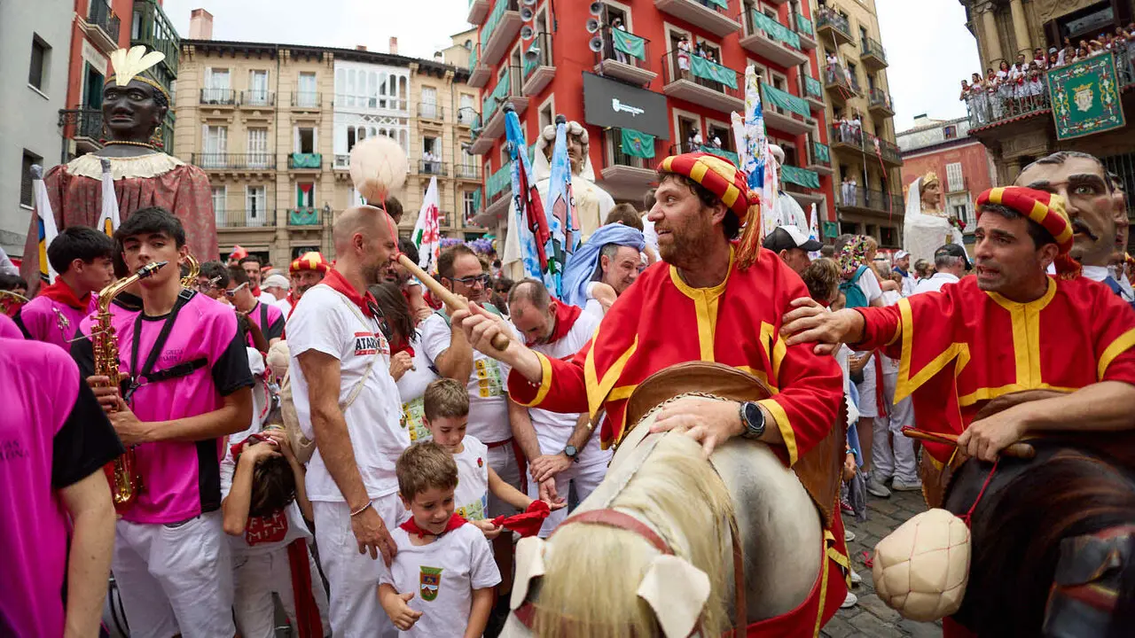 Primer Chupinazo Txiki de la historia de los Sanfermines en la plaza del Ayuntamiento de Pamplona durante las fiestas de San Ferm&iacute;n 2026. I&Ntilde;IGO ALZUGARAY