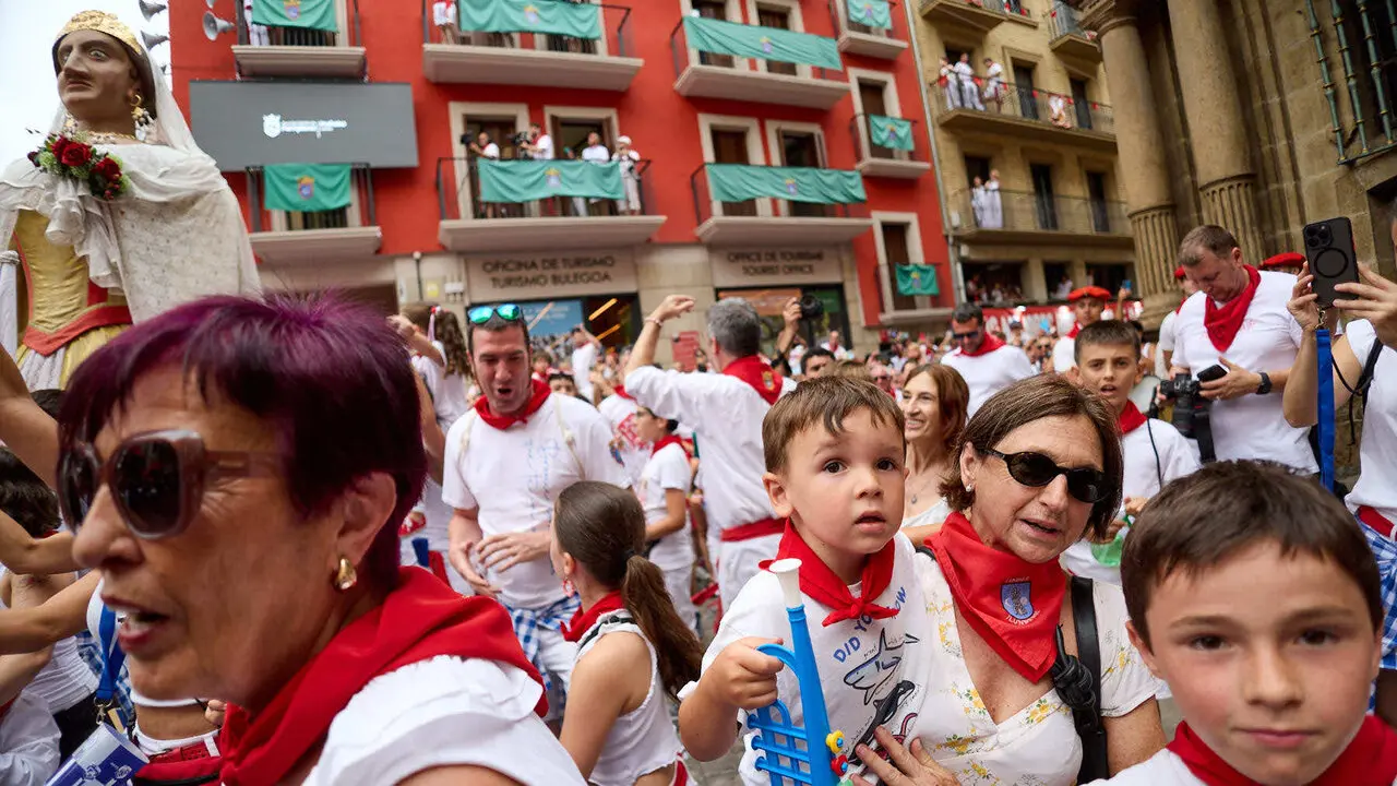 Primer Chupinazo Txiki de la historia de los Sanfermines en la plaza del Ayuntamiento de Pamplona durante las fiestas de San Ferm&iacute;n 2026. I&Ntilde;IGO ALZUGARAY