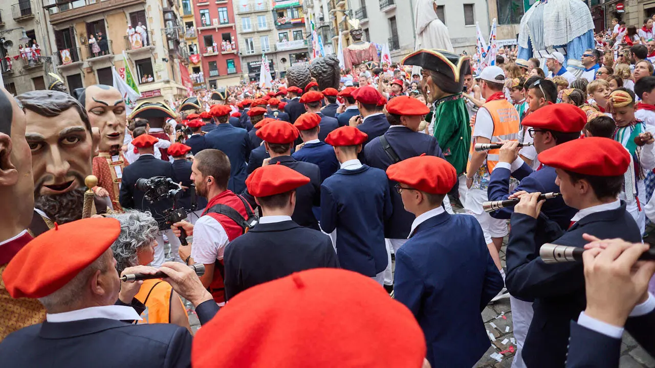 Primer Chupinazo Txiki de la historia de los Sanfermines en la plaza del Ayuntamiento de Pamplona durante las fiestas de San Ferm&iacute;n 2026. I&Ntilde;IGO ALZUGARAY