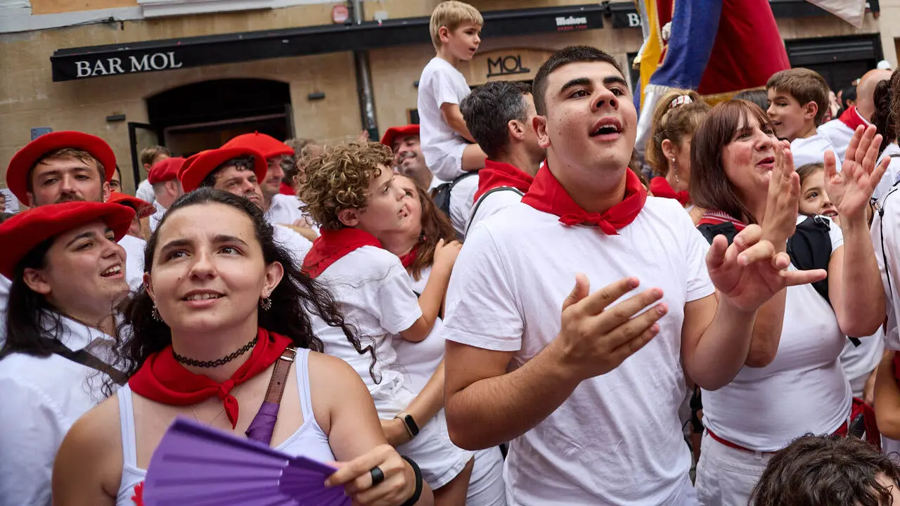Primer Chupinazo Txiki de la historia de los Sanfermines en la plaza del Ayuntamiento de Pamplona durante las fiestas de San Ferm&iacute;n 2026. I&Ntilde;IGO ALZUGARAY
