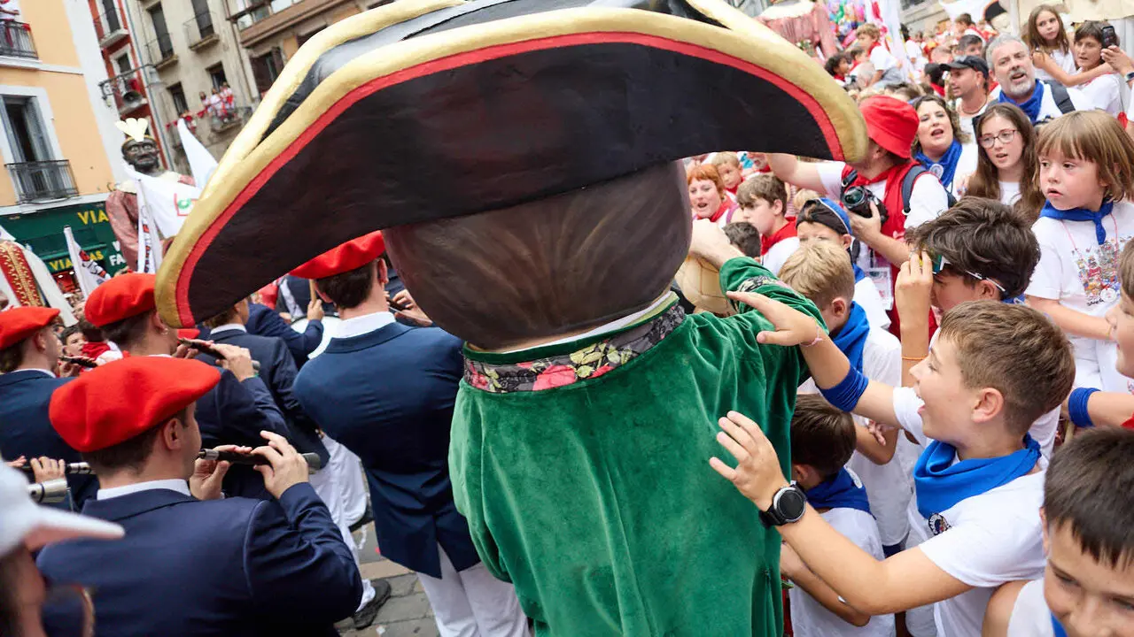 Primer Chupinazo Txiki de la historia de los Sanfermines en la plaza del Ayuntamiento de Pamplona durante las fiestas de San Ferm&iacute;n 2026. I&Ntilde;IGO ALZUGARAY