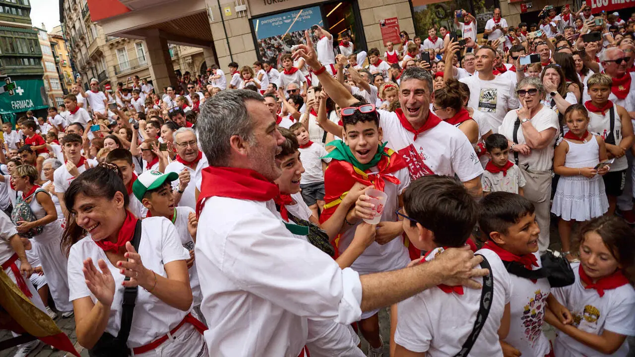 Primer Chupinazo Txiki de la historia de los Sanfermines en la plaza del Ayuntamiento de Pamplona durante las fiestas de San Ferm&iacute;n 2026. I&Ntilde;IGO ALZUGARAY