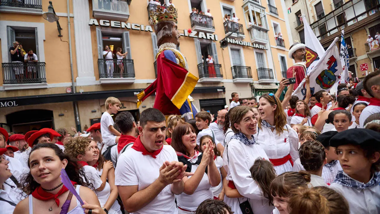 Primer Chupinazo Txiki de la historia de los Sanfermines en la plaza del Ayuntamiento de Pamplona durante las fiestas de San Ferm&iacute;n 2026. I&Ntilde;IGO ALZUGARAY