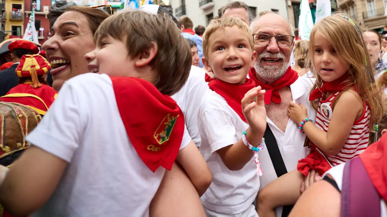 Primer Chupinazo Txiki de la historia de los Sanfermines en la plaza del Ayuntamiento de Pamplona durante las fiestas de San Ferm&iacute;n 2026. I&Ntilde;IGO ALZUGARAY