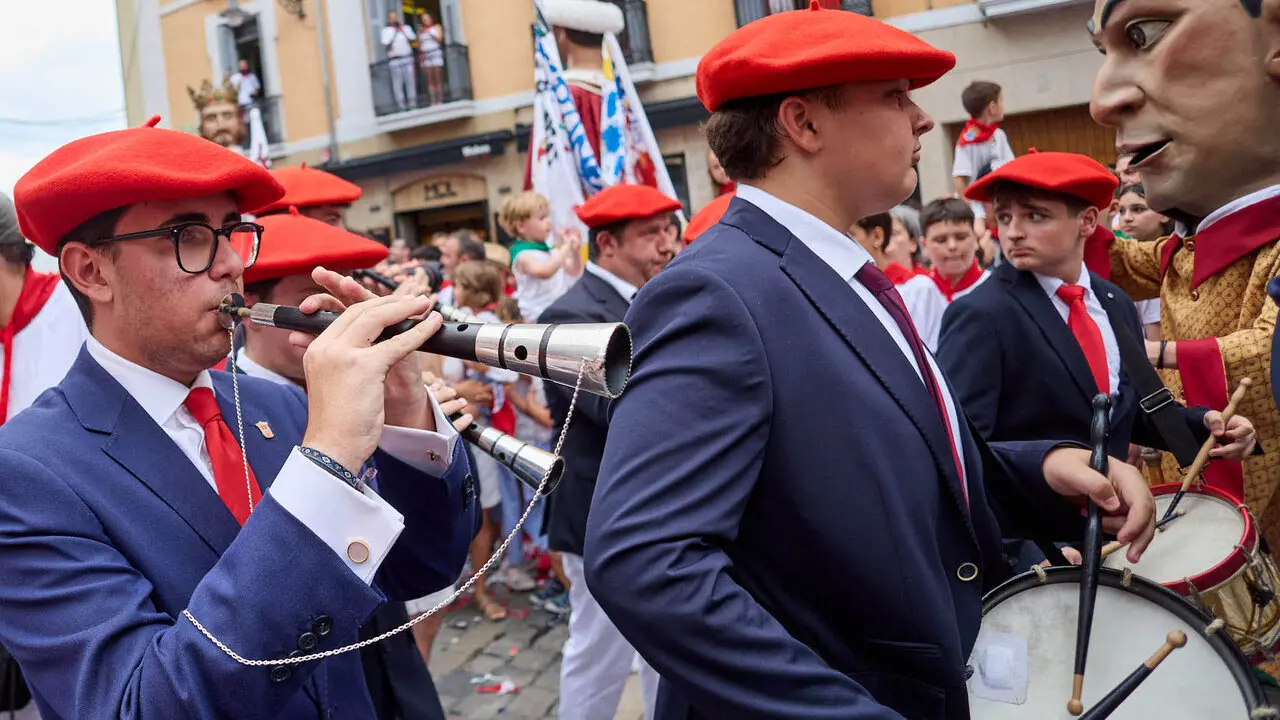 Primer Chupinazo Txiki de la historia de los Sanfermines en la plaza del Ayuntamiento de Pamplona durante las fiestas de San Ferm&iacute;n 2026. I&Ntilde;IGO ALZUGARAY