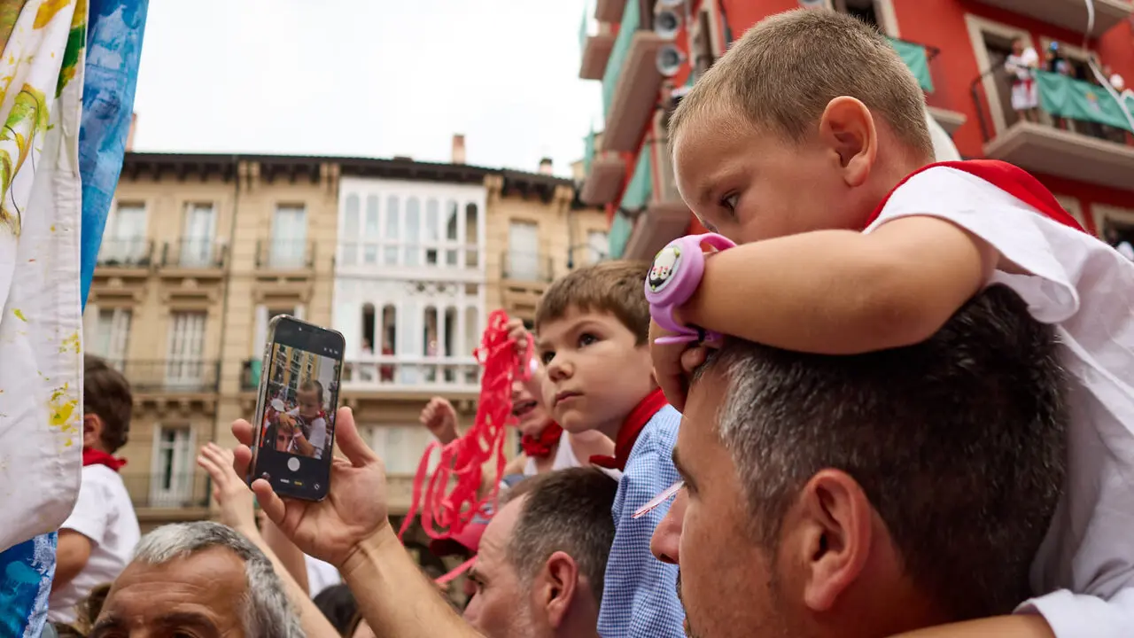 Primer Chupinazo Txiki de la historia de los Sanfermines en la plaza del Ayuntamiento de Pamplona durante las fiestas de San Ferm&iacute;n 2026. I&Ntilde;IGO ALZUGARAY