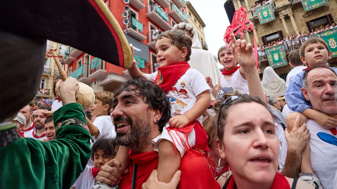 Primer Chupinazo Txiki de la historia de los Sanfermines en la plaza del Ayuntamiento de Pamplona durante las fiestas de San Ferm&iacute;n 2026. I&Ntilde;IGO ALZUGARAY
