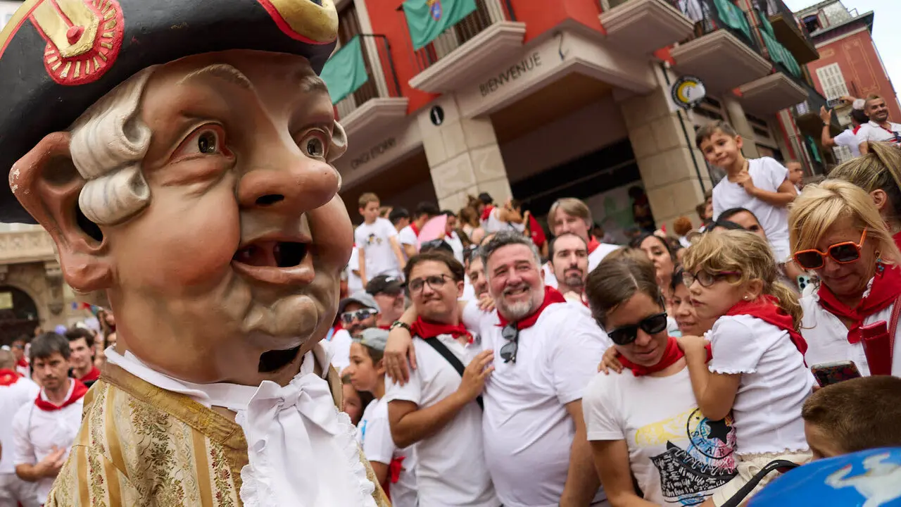 Primer Chupinazo Txiki de la historia de los Sanfermines en la plaza del Ayuntamiento de Pamplona durante las fiestas de San Ferm&iacute;n 2026. I&Ntilde;IGO ALZUGARAY