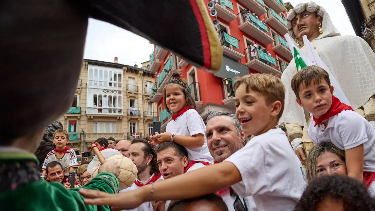 Primer Chupinazo Txiki de la historia de los Sanfermines en la plaza del Ayuntamiento de Pamplona durante las fiestas de San Ferm&iacute;n 2026. I&Ntilde;IGO ALZUGARAY