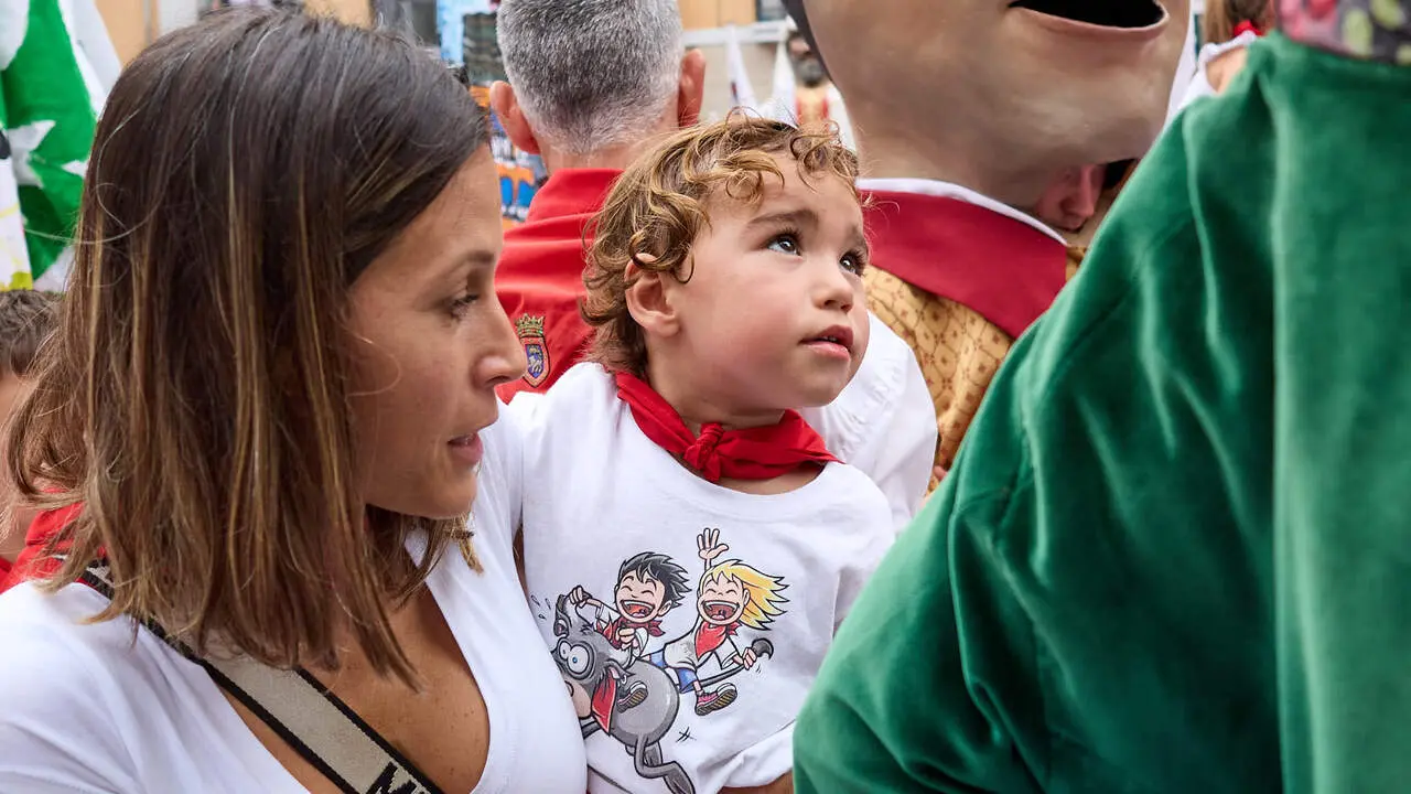 Primer Chupinazo Txiki de la historia de los Sanfermines en la plaza del Ayuntamiento de Pamplona durante las fiestas de San Ferm&iacute;n 2026. I&Ntilde;IGO ALZUGARAY
