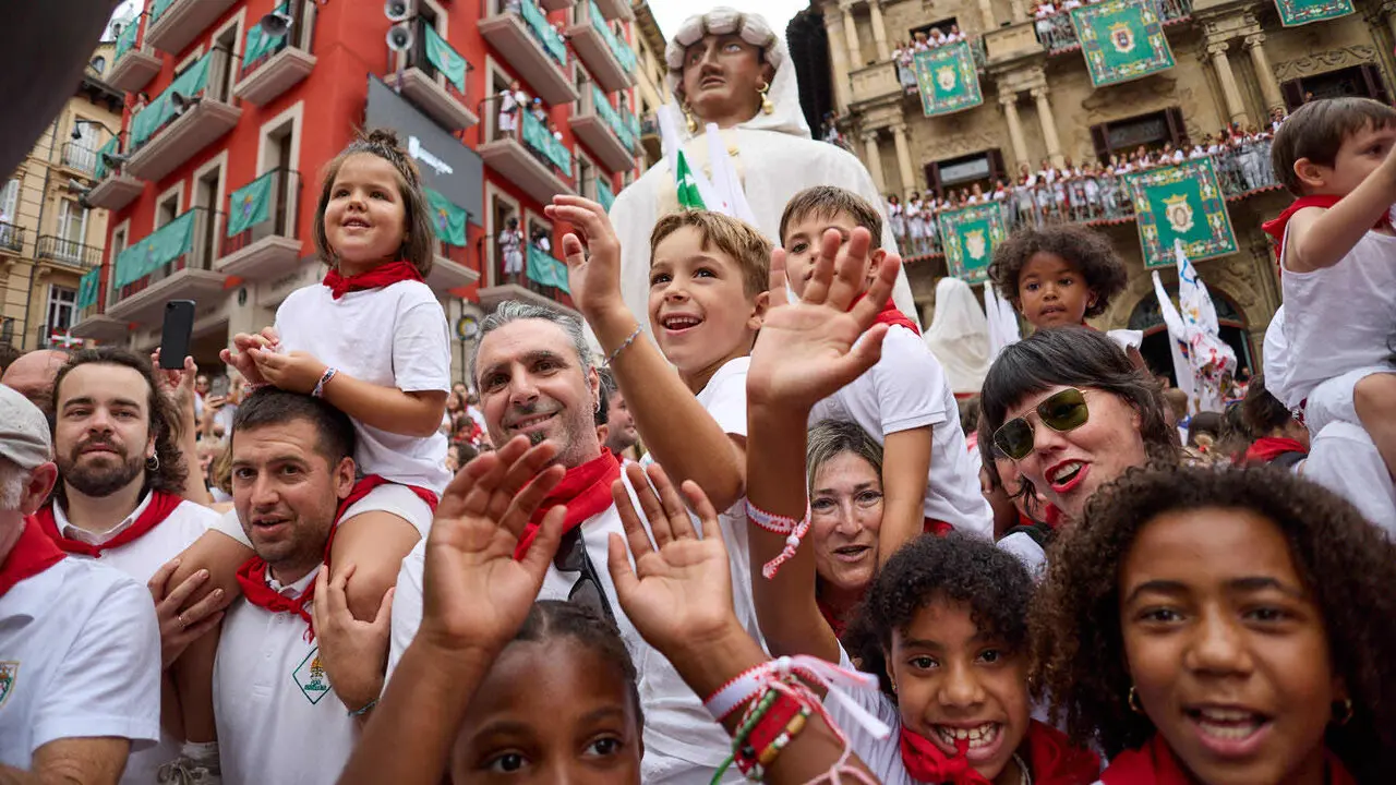 Primer Chupinazo Txiki de la historia de los Sanfermines en la plaza del Ayuntamiento de Pamplona durante las fiestas de San Ferm&iacute;n 2026. I&Ntilde;IGO ALZUGARAY
