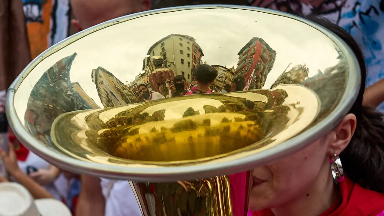 Primer Chupinazo Txiki de la historia de los Sanfermines en la plaza del Ayuntamiento de Pamplona durante las fiestas de San Ferm&iacute;n 2026. I&Ntilde;IGO ALZUGARAY