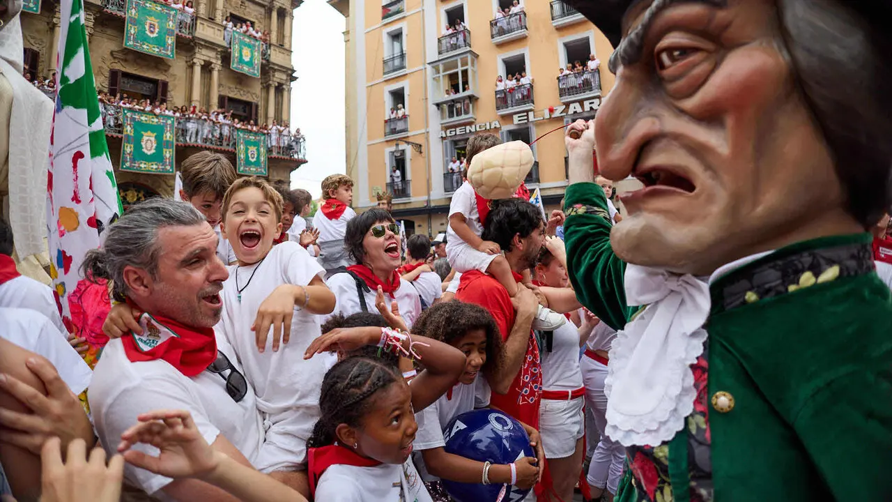 Primer Chupinazo Txiki de la historia de los Sanfermines en la plaza del Ayuntamiento de Pamplona durante las fiestas de San Ferm&iacute;n 2026. I&Ntilde;IGO ALZUGARAY