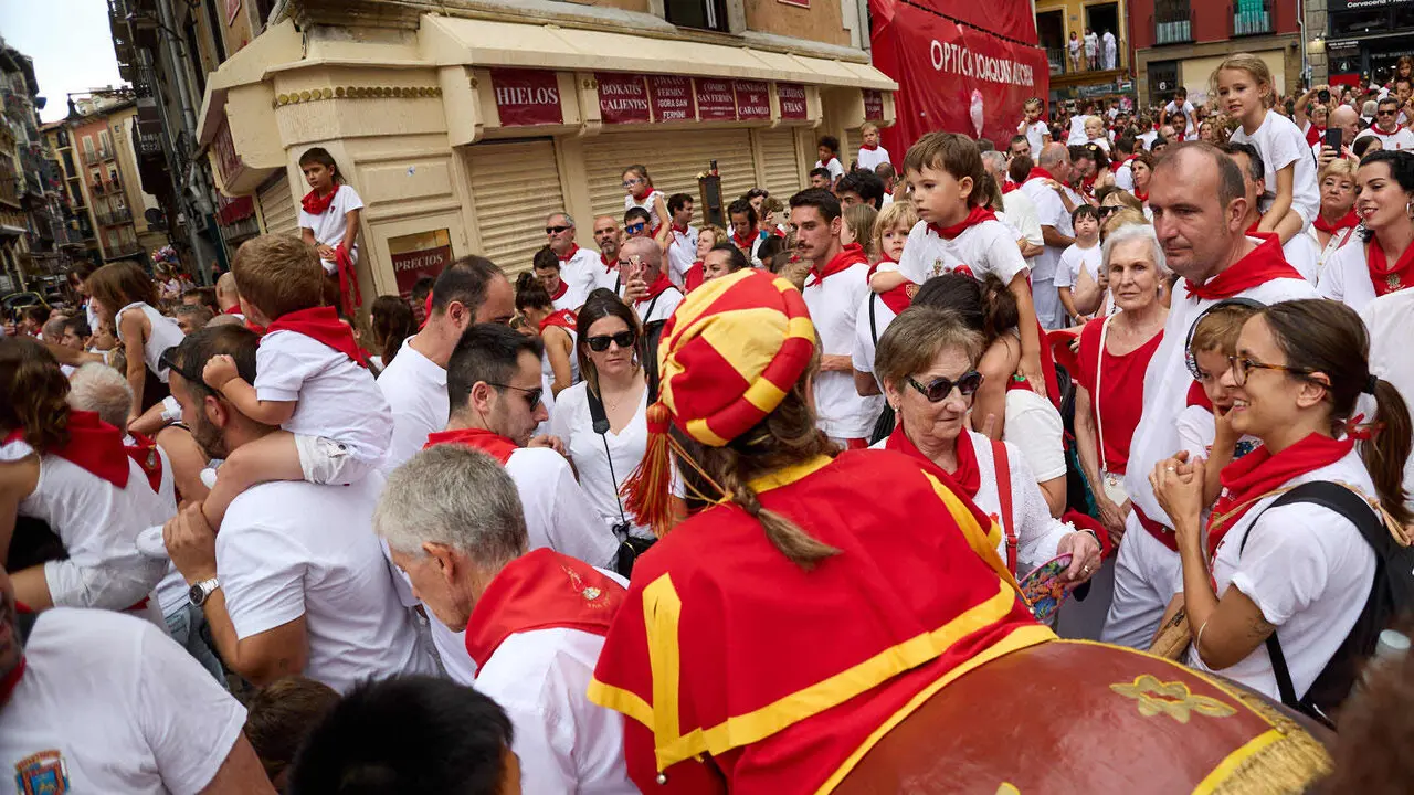 Primer Chupinazo Txiki de la historia de los Sanfermines en la plaza del Ayuntamiento de Pamplona durante las fiestas de San Ferm&iacute;n 2026. I&Ntilde;IGO ALZUGARAY