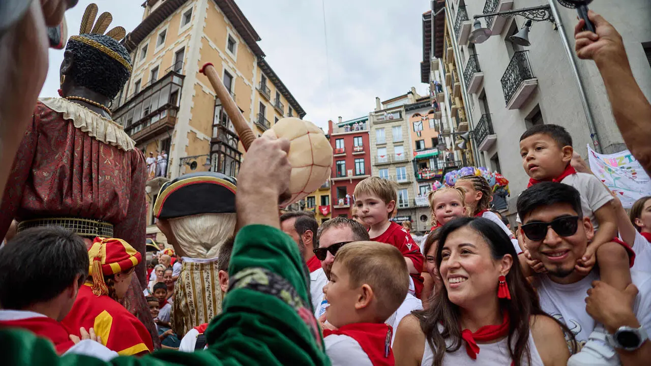 Primer Chupinazo Txiki de la historia de los Sanfermines en la plaza del Ayuntamiento de Pamplona durante las fiestas de San Ferm&iacute;n 2026. I&Ntilde;IGO ALZUGARAY