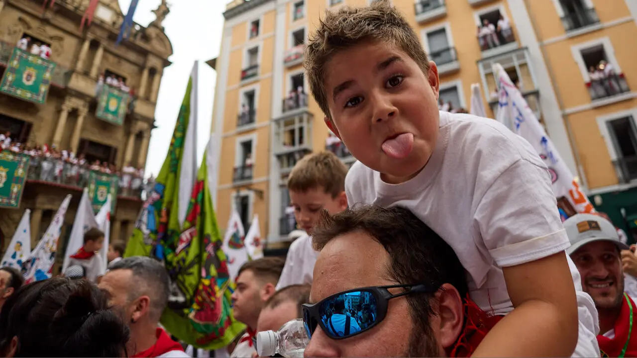 Primer Chupinazo Txiki de la historia de los Sanfermines en la plaza del Ayuntamiento de Pamplona durante las fiestas de San Ferm&iacute;n 2026. I&Ntilde;IGO ALZUGARAY
