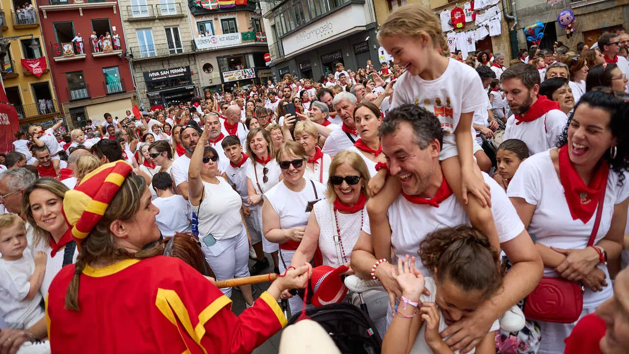 Primer Chupinazo Txiki de la historia de los Sanfermines en la plaza del Ayuntamiento de Pamplona durante las fiestas de San Ferm&iacute;n 2026. I&Ntilde;IGO ALZUGARAY