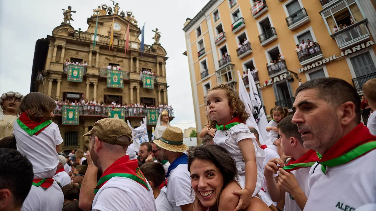 Primer Chupinazo Txiki de la historia de los Sanfermines en la plaza del Ayuntamiento de Pamplona durante las fiestas de San Ferm&iacute;n 2026. I&Ntilde;IGO ALZUGARAY