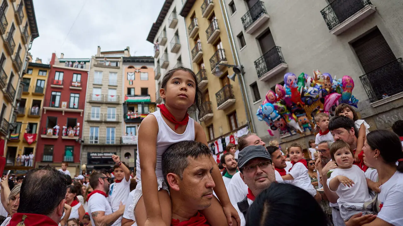 Primer Chupinazo Txiki de la historia de los Sanfermines en la plaza del Ayuntamiento de Pamplona durante las fiestas de San Ferm&iacute;n 2026. I&Ntilde;IGO ALZUGARAY