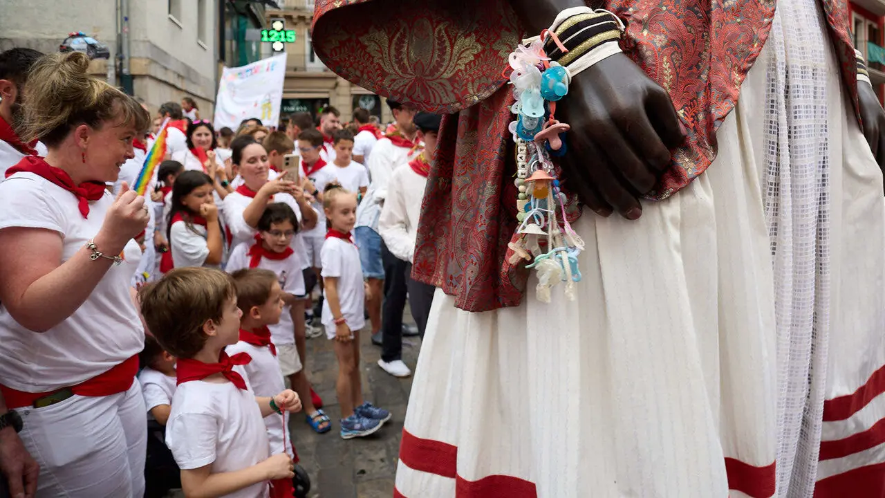 Primer Chupinazo Txiki de la historia de los Sanfermines en la plaza del Ayuntamiento de Pamplona durante las fiestas de San Ferm&iacute;n 2026. I&Ntilde;IGO ALZUGARAY