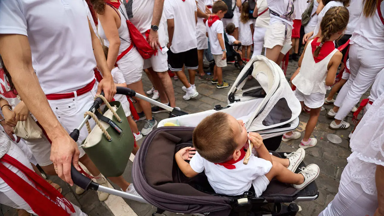 Primer Chupinazo Txiki de la historia de los Sanfermines en la plaza del Ayuntamiento de Pamplona durante las fiestas de San Ferm&iacute;n 2026. I&Ntilde;IGO ALZUGARAY