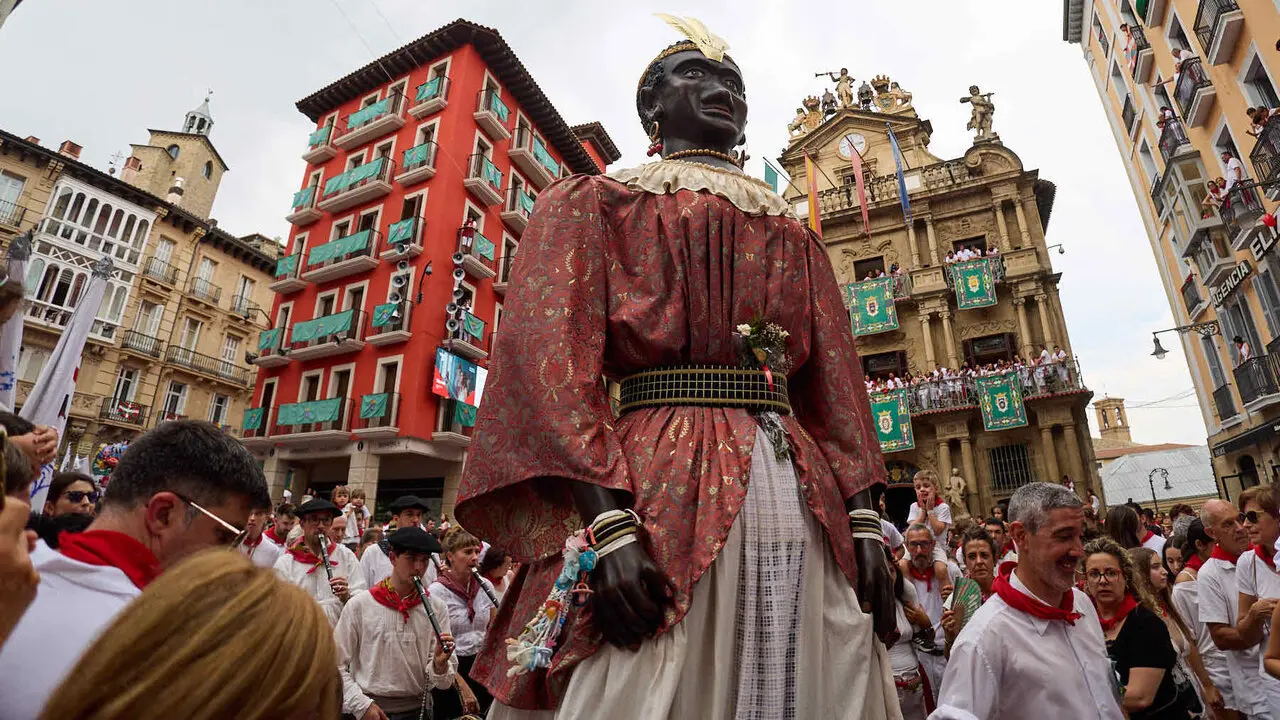 Primer Chupinazo Txiki de la historia de los Sanfermines en la plaza del Ayuntamiento de Pamplona durante las fiestas de San Ferm&iacute;n 2026. I&Ntilde;IGO ALZUGARAY