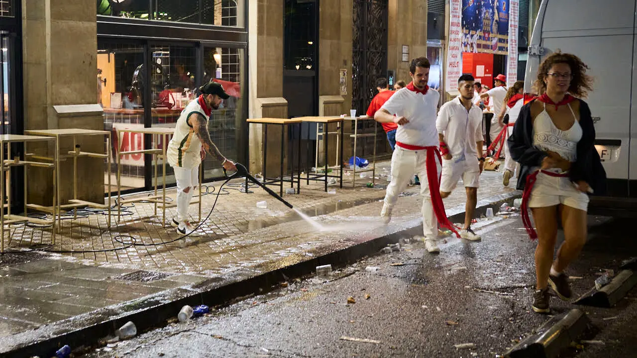 Quinto encierro de San Ferm&iacute;n 2026 con toros de Jos&eacute; Escolar en la curva de Telef&oacute;nica. PABLO LASAOSA