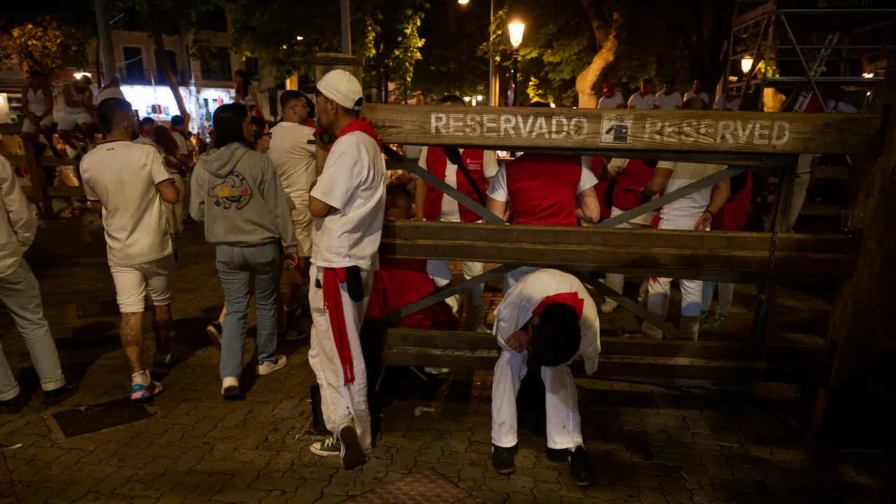 Quinto encierro de San Ferm&iacute;n 2026 con toros de Jos&eacute; Escolar en la curva de Telef&oacute;nica. PABLO LASAOSA
