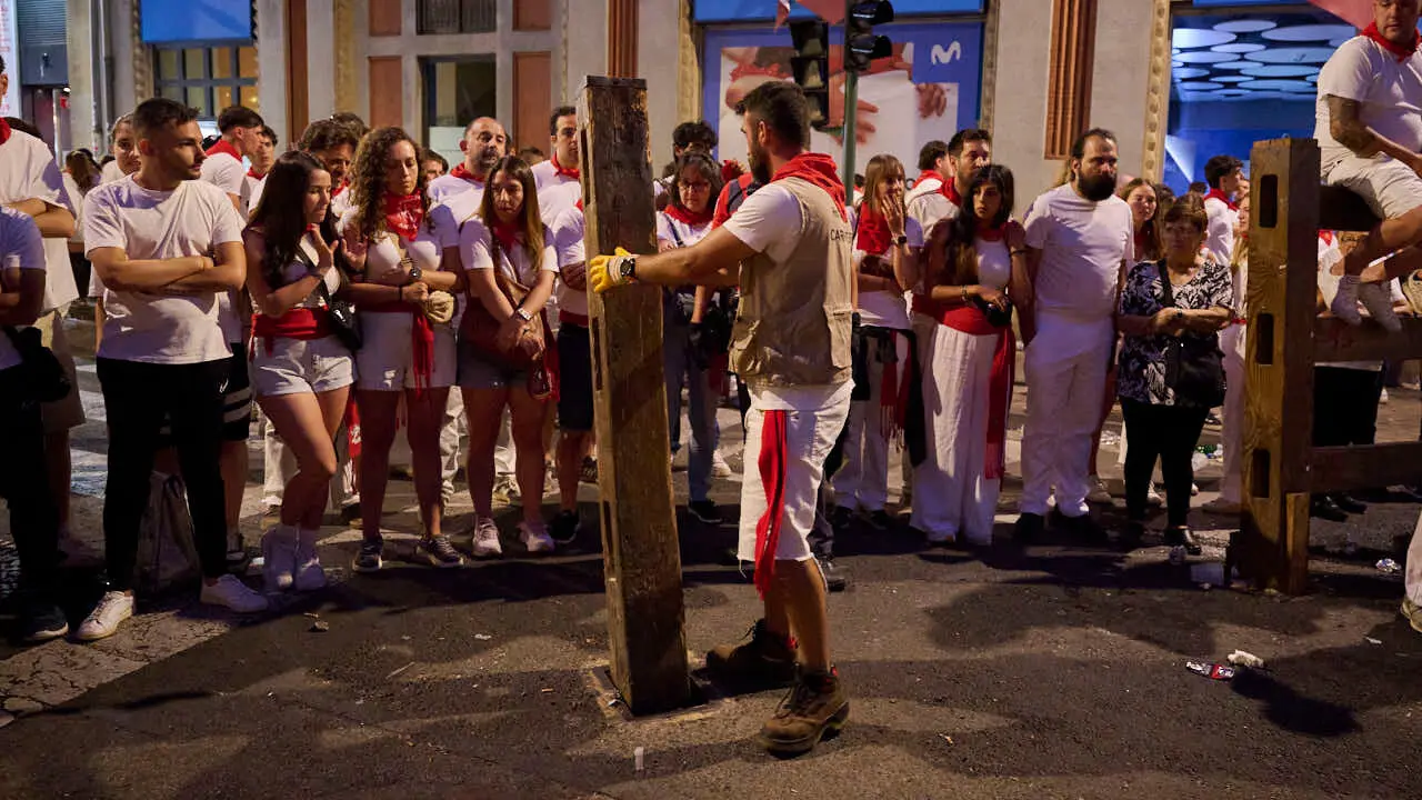 Quinto encierro de San Ferm&iacute;n 2026 con toros de Jos&eacute; Escolar en la curva de Telef&oacute;nica. PABLO LASAOSA