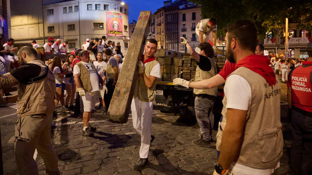 Quinto encierro de San Ferm&iacute;n 2026 con toros de Jos&eacute; Escolar en la curva de Telef&oacute;nica. PABLO LASAOSA