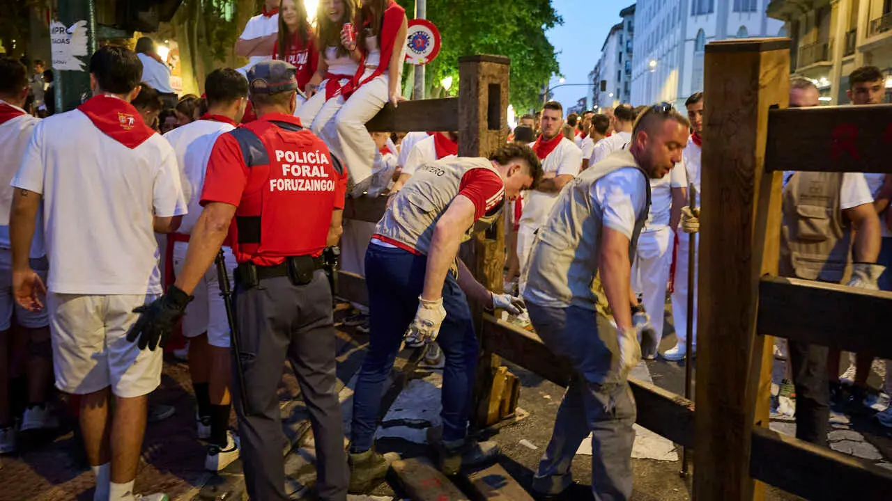 Quinto encierro de San Ferm&iacute;n 2026 con toros de Jos&eacute; Escolar en la curva de Telef&oacute;nica. PABLO LASAOSA