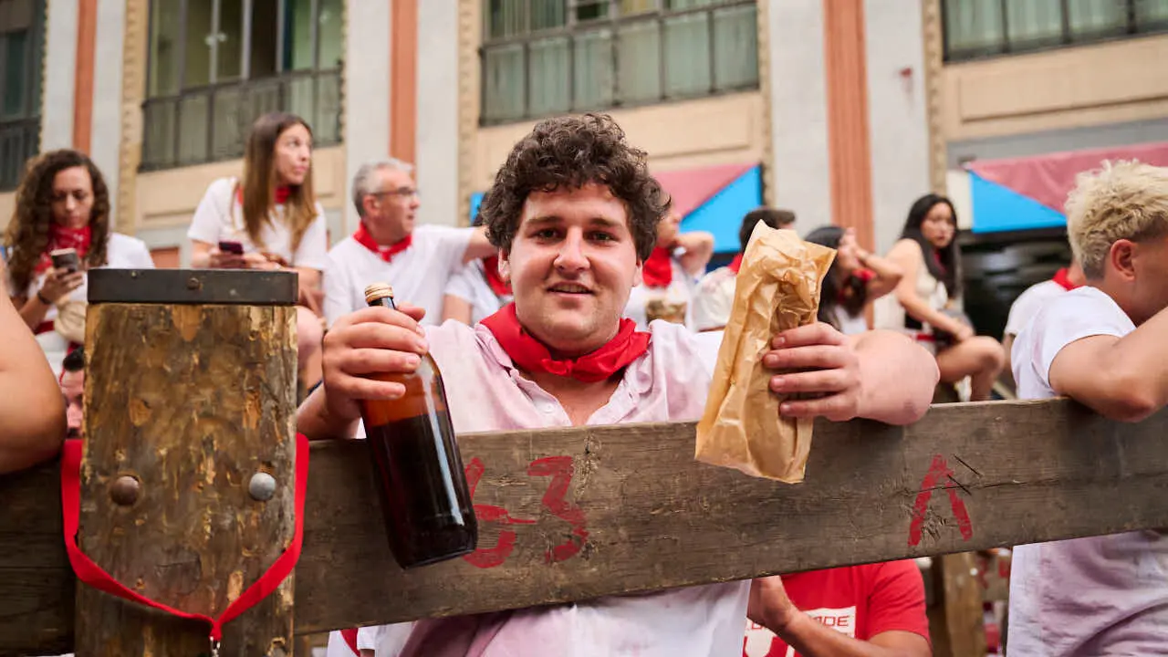 Quinto encierro de San Ferm&iacute;n 2026 con toros de Jos&eacute; Escolar en la curva de Telef&oacute;nica. PABLO LASAOSA