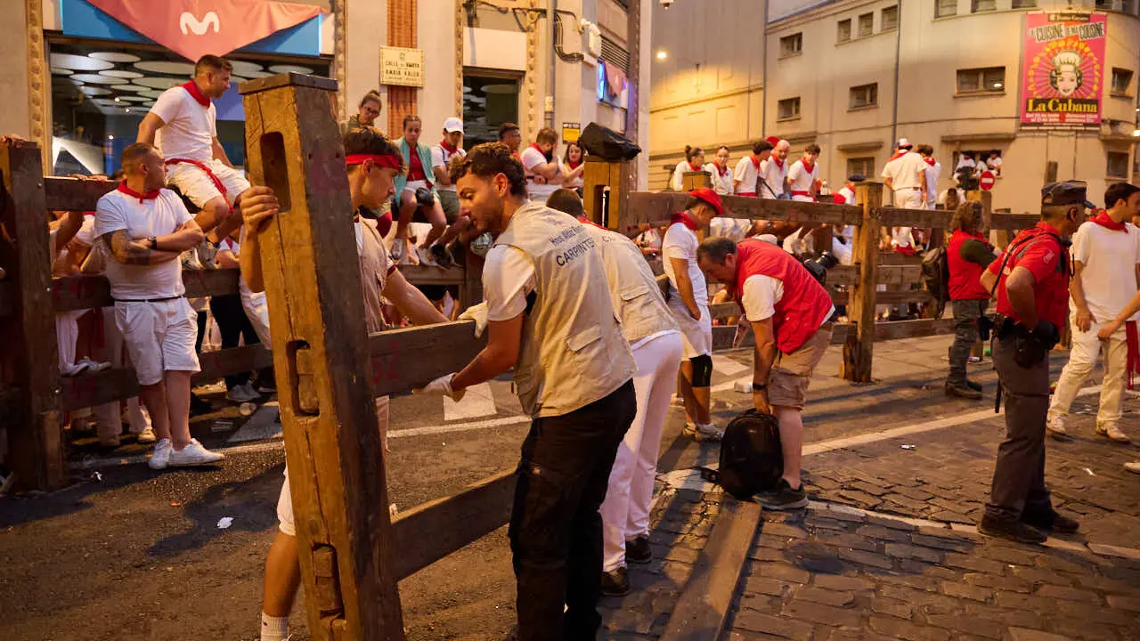 Quinto encierro de San Ferm&iacute;n 2026 con toros de Jos&eacute; Escolar en la curva de Telef&oacute;nica. PABLO LASAOSA