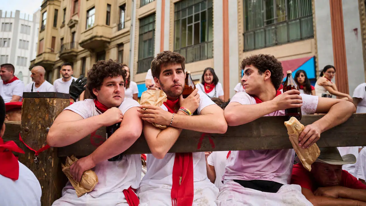 Quinto encierro de San Ferm&iacute;n 2026 con toros de Jos&eacute; Escolar en la curva de Telef&oacute;nica. PABLO LASAOSA