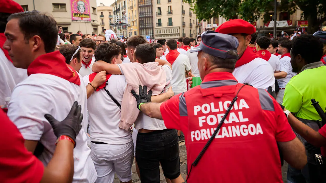 Quinto encierro de San Ferm&iacute;n 2026 con toros de Jos&eacute; Escolar en la curva de Telef&oacute;nica. PABLO LASAOSA