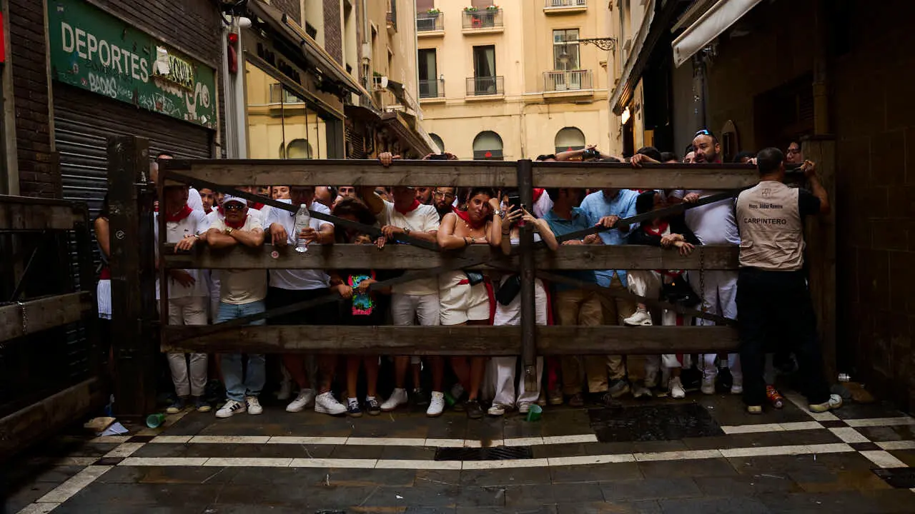 Quinto encierro de San Ferm&iacute;n 2026 con toros de Jos&eacute; Escolar en la curva de Telef&oacute;nica. PABLO LASAOSA