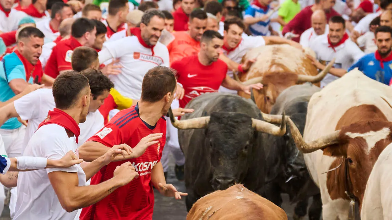 Quinto encierro de San Ferm&iacute;n 2026 con toros de Jos&eacute; Escolar en la curva de Telef&oacute;nica. PABLO LASAOSA