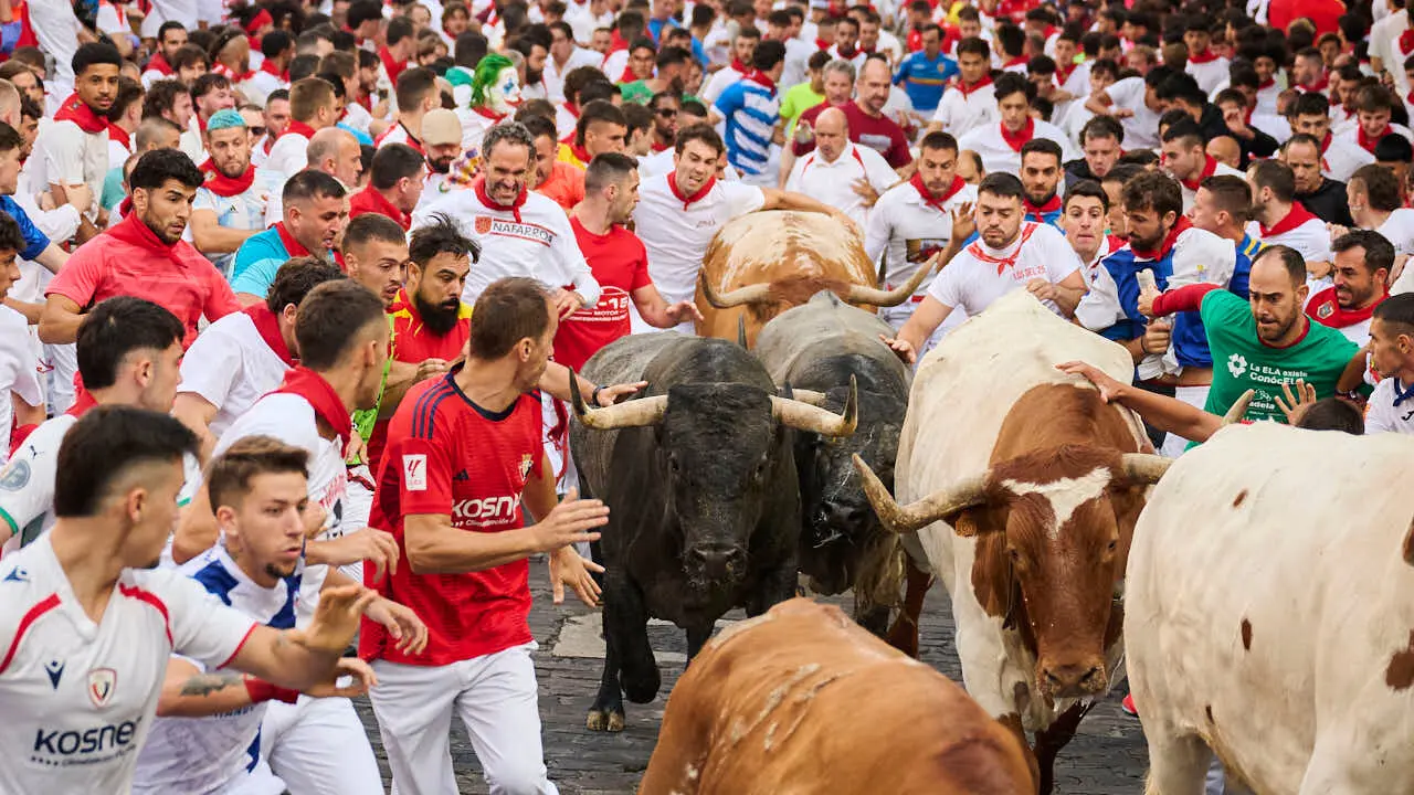 Quinto encierro de San Ferm&iacute;n 2026 con toros de Jos&eacute; Escolar en la curva de Telef&oacute;nica. PABLO LASAOSA