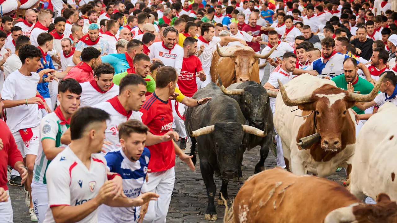 Quinto encierro de San Ferm&iacute;n 2026 con toros de Jos&eacute; Escolar en la curva de Telef&oacute;nica. PABLO LASAOSA