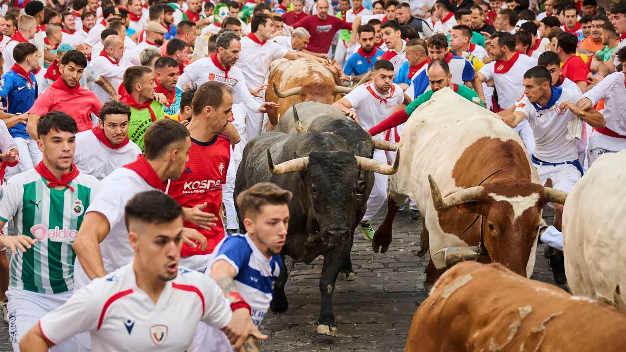Quinto encierro de San Ferm&iacute;n 2026 con toros de Jos&eacute; Escolar en la curva de Telef&oacute;nica. PABLO LASAOSA