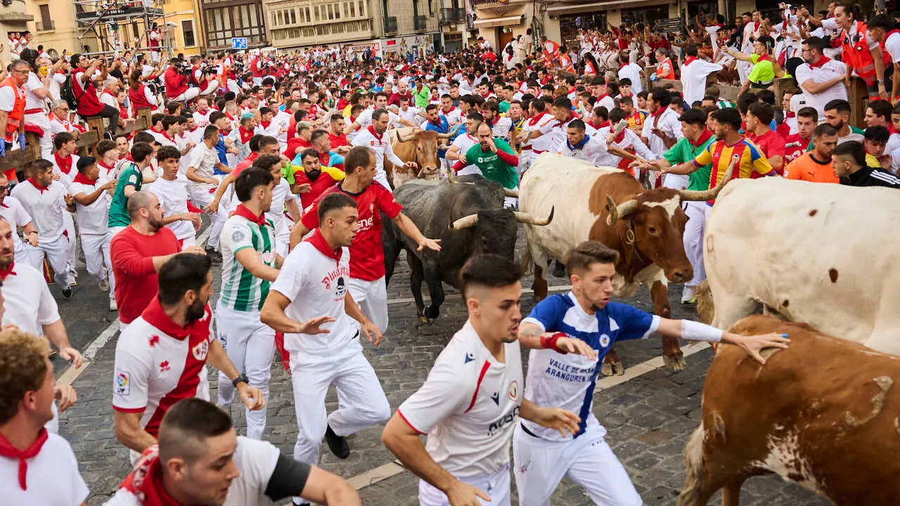 Quinto encierro de San Ferm&iacute;n 2026 con toros de Jos&eacute; Escolar en la curva de Telef&oacute;nica. PABLO LASAOSA