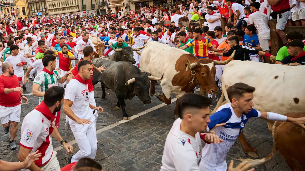 Quinto encierro de San Ferm&iacute;n 2026 con toros de Jos&eacute; Escolar en la curva de Telef&oacute;nica. PABLO LASAOSA