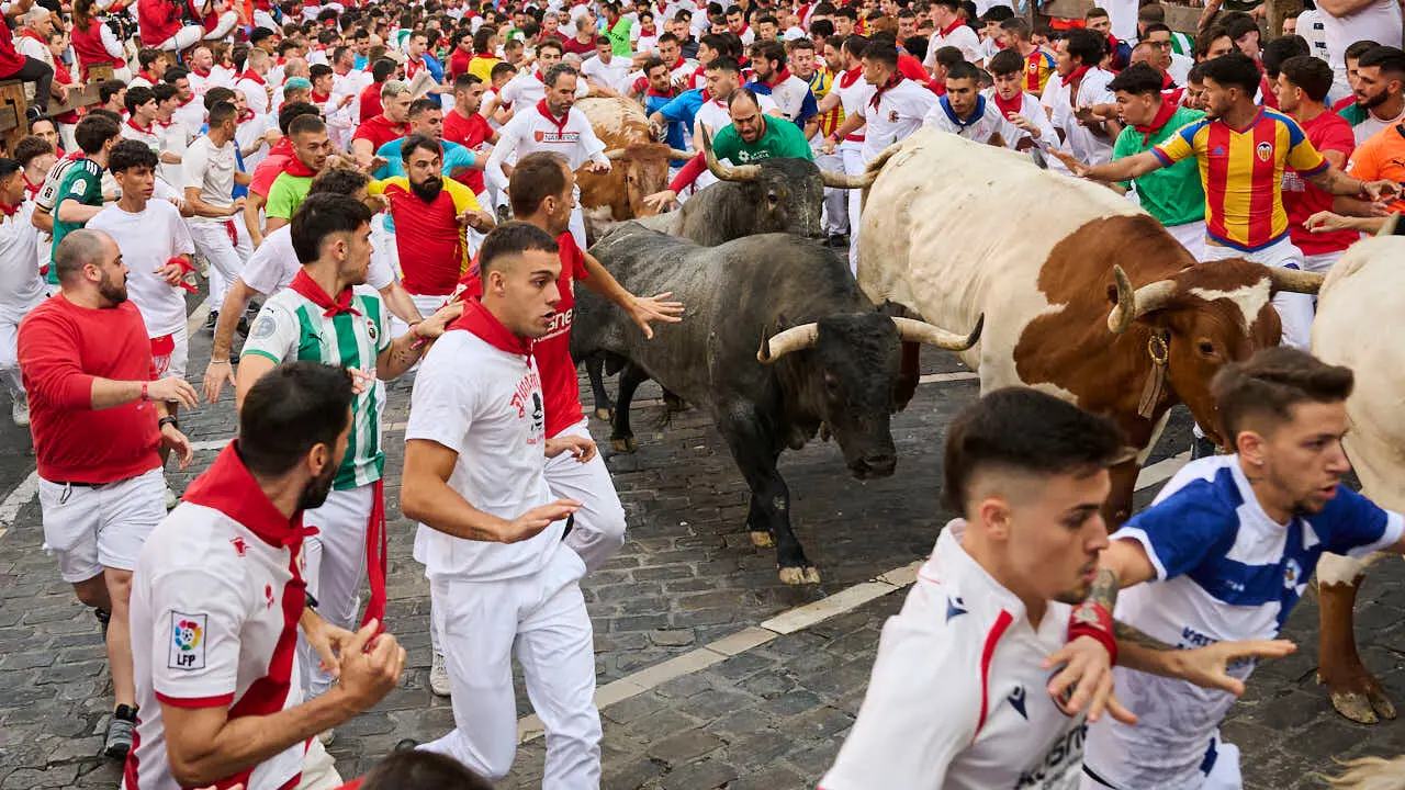 Quinto encierro de San Ferm&iacute;n 2026 con toros de Jos&eacute; Escolar en la curva de Telef&oacute;nica. PABLO LASAOSA