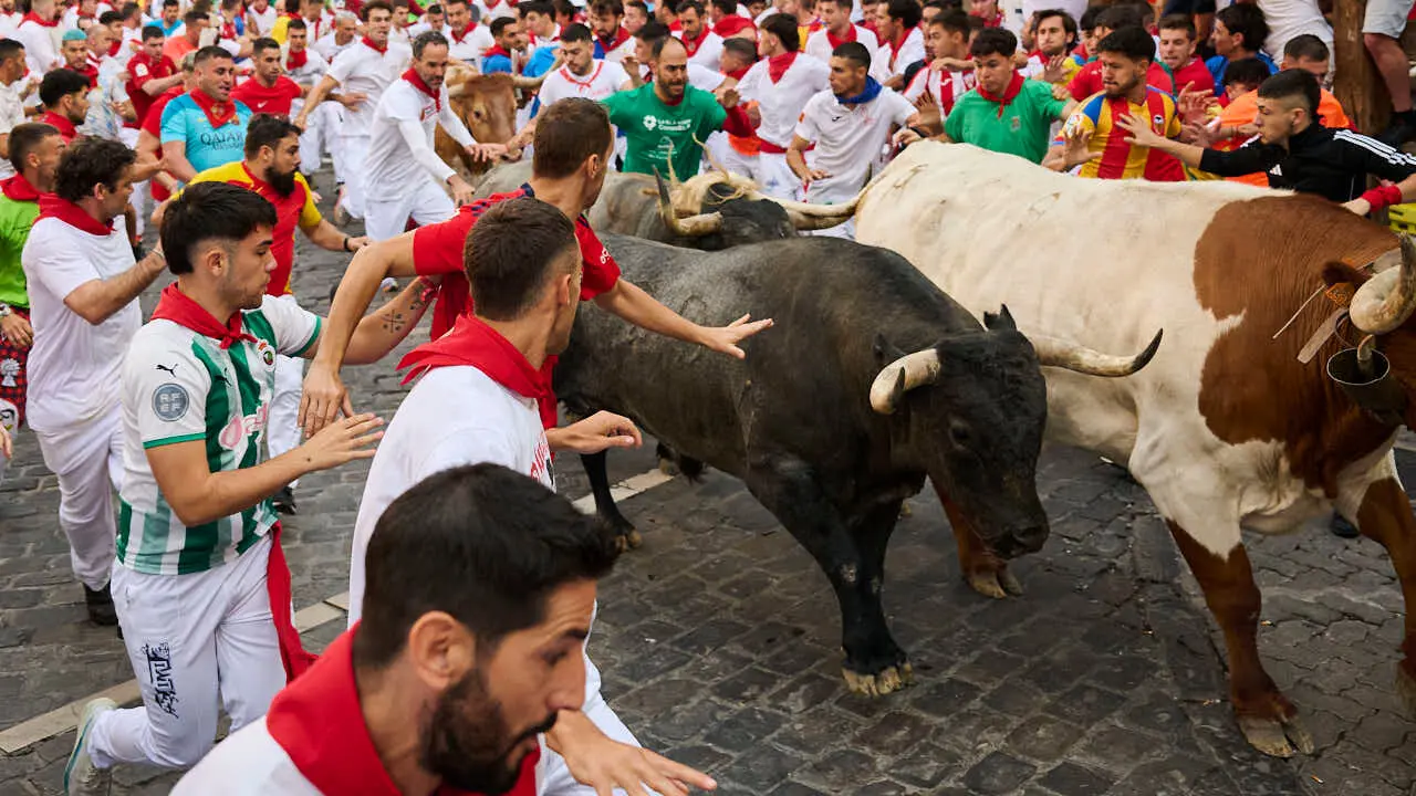 Quinto encierro de San Ferm&iacute;n 2026 con toros de Jos&eacute; Escolar en la curva de Telef&oacute;nica. PABLO LASAOSA