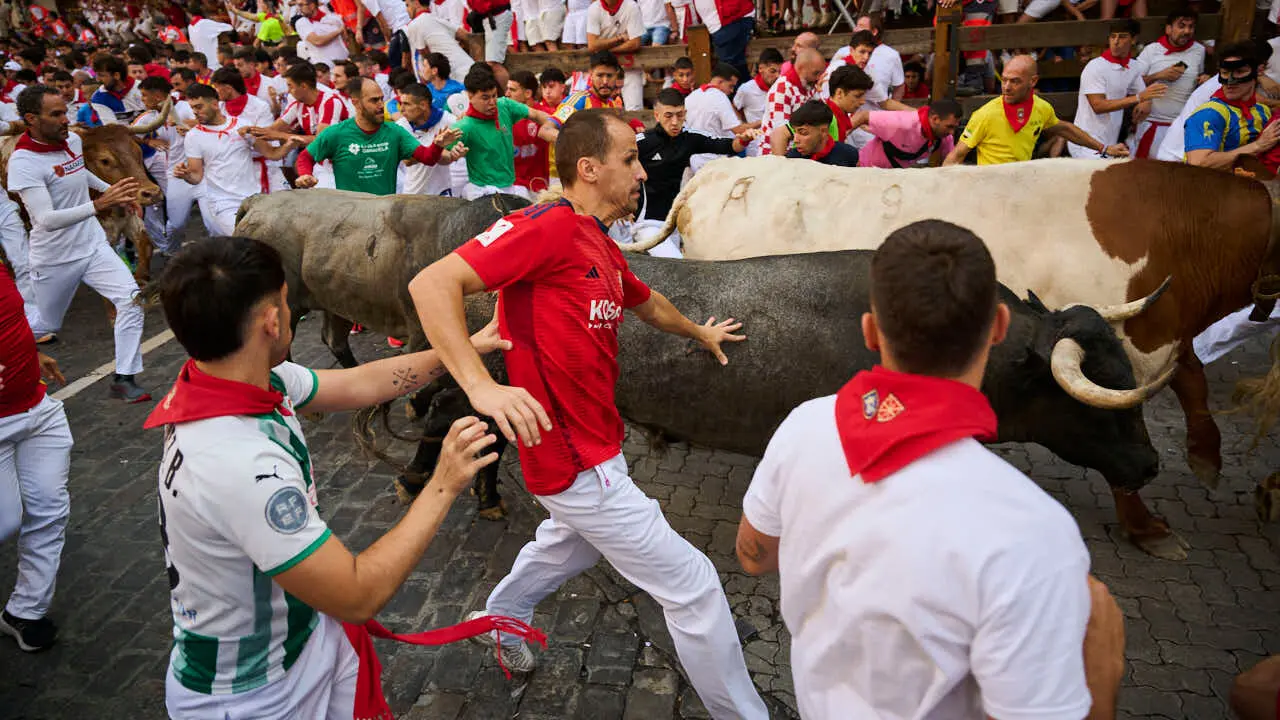 Quinto encierro de San Ferm&iacute;n 2026 con toros de Jos&eacute; Escolar en la curva de Telef&oacute;nica. PABLO LASAOSA