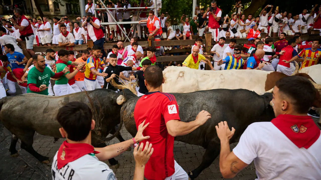 Quinto encierro de San Ferm&iacute;n 2026 con toros de Jos&eacute; Escolar en la curva de Telef&oacute;nica. PABLO LASAOSA
