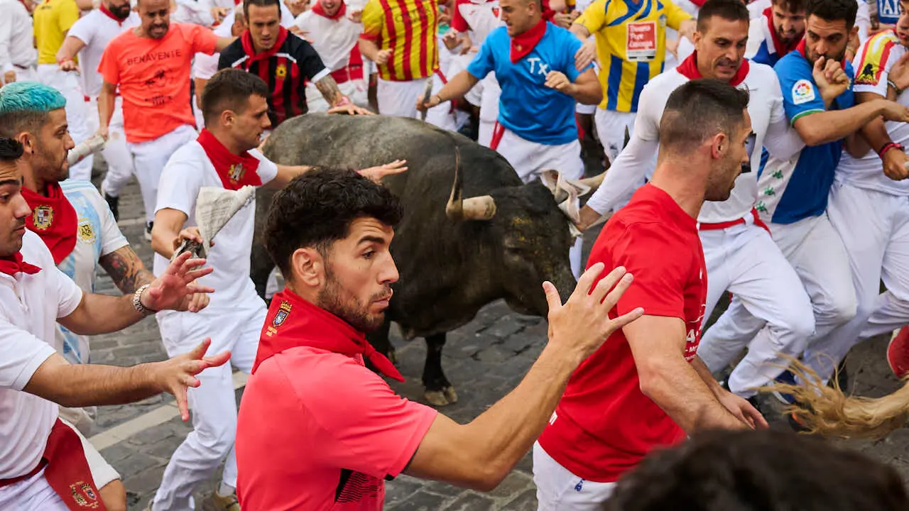 Quinto encierro de San Ferm&iacute;n 2026 con toros de Jos&eacute; Escolar en la curva de Telef&oacute;nica. PABLO LASAOSA